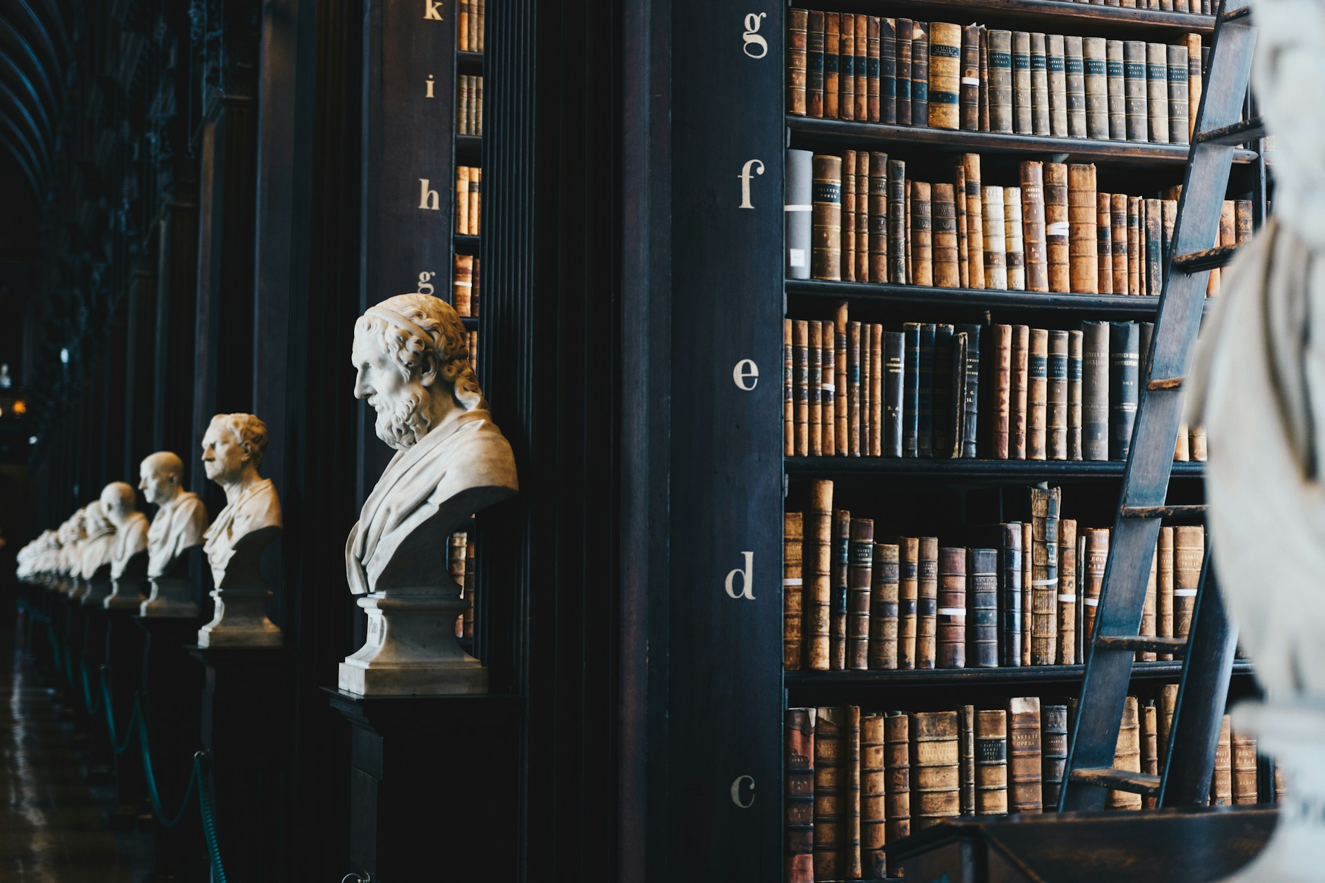 The Best SaaS Tools and Apps for Writing Research Papers: A Comparative Guide